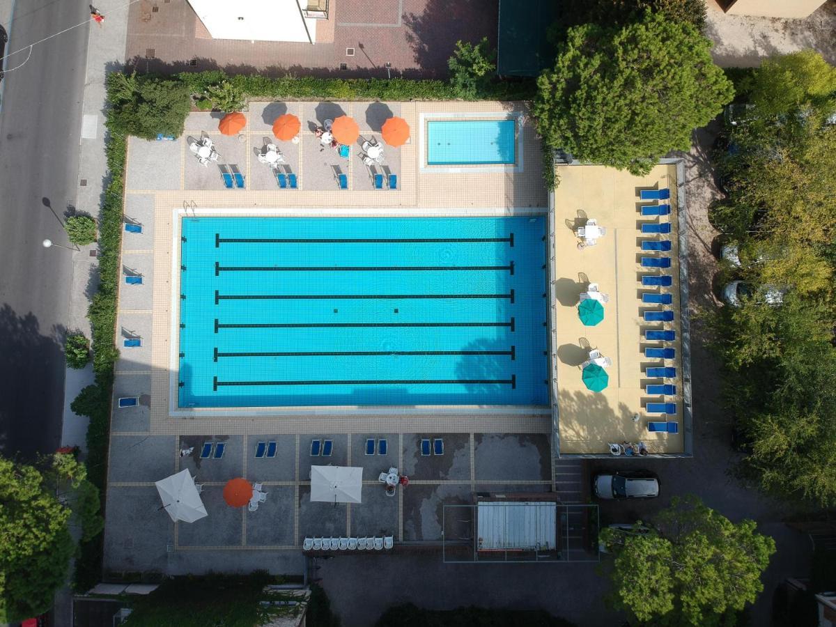 Condominio Res. Palace Bibione Eksteriør billede